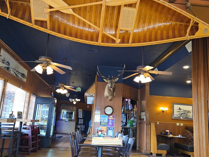 Buzz Inn Steakhouse - Lake Stevens interior